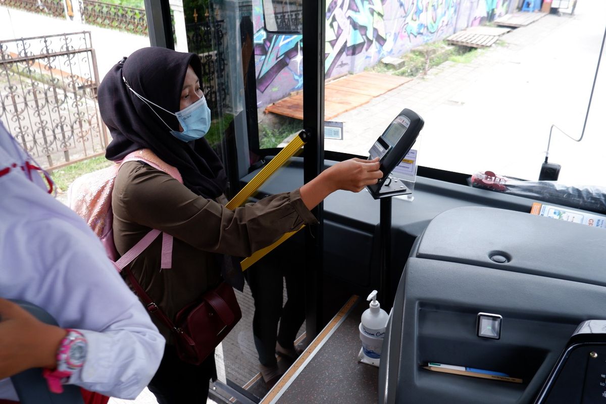 Ilustrasi penumpang Biskita Trans Pakuan saat melakukan pembayaran secara nontunai.