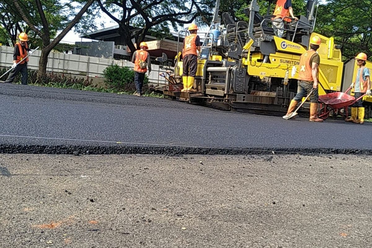 Pengaspalan lapisan akhir zona 2 sirkuit Formula E Jakarta, Ancol Jakarta Utara, Jumat (25/3/2022).