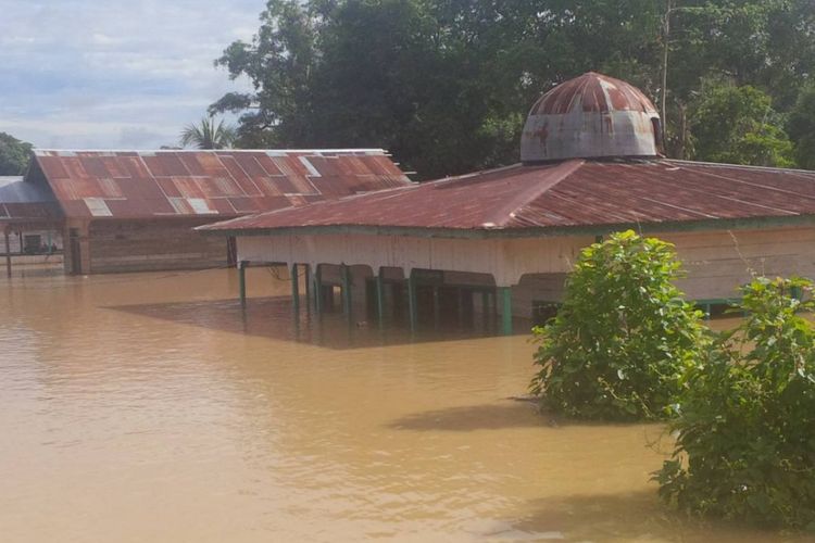 Banjir yang merendam 7 desa di wilayah perbatasan Kecamatan Sembakung juga merendam masjid. Warga membangun tenda sementara di jalan untuk melaksanakan shalat tarawih berjemaah. 