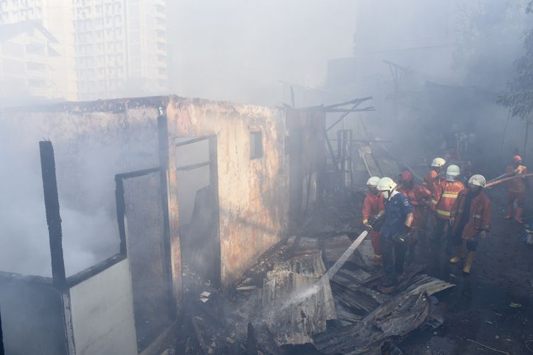 Petugas pemadam kebakaran berusaha memadamkan api saat terjadi kebakaran di kawasan Bendungan Hilir, Jakarta, Sabtu (9/9/2017). lebih dari 15 unit mobil pemadam kebakaran dikerahkan untuk memadamkan api yang membakar pemukiman padat penduduk itu. 