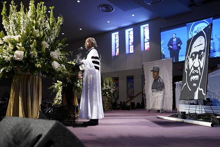 Pendeta Al Sharpton berbicara saat upacara pemakaman George Floyd di Gereja The Fountain of Praise di Houston, AS,  Selasa (9/6/2020). Ribuan pelawat baik di dalam tempat penghormatan terakhir hingga di jalanan menuju area pemakaman berbaris seiring peti berlapis emas yang membawa jasad Floyd dibawa menggunakan kereta kuda.