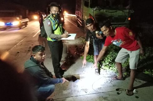 Kecelakaan Maut Truk Tabrak Pikap yang Berhenti di Bahu Jalan Tol