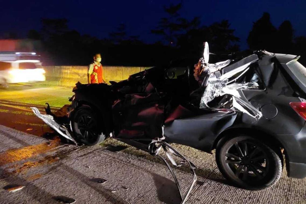 Mobil Wakapolres Lampung Utara Kompol Rosef Efendi yang ringsek setelah mengalami kecelakaan lalu lintas di Tol Sumatera. 