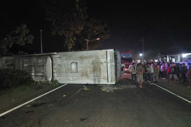 Caption: Kondisi Bus Sugeng Rahayu yang terguling di Jalan Raya Nganjuk-Madiun, di Kecamatan Bagor Nganjuk, Senin (20/3/2023) malam. Doc: Polres Nganjuk
