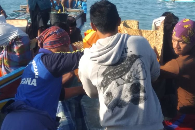 Proses evakuasi korban tenggelam di Pantai Kuta Mandalika Kamis (27/6/2019)