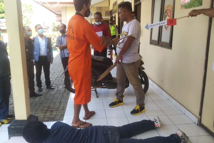 Tersangka perkelahian maut di Desa Pegayaman, Kecamatan Sukasada, Kabupaten Buleleng, Bali, N (27) memperagakan ulang adegan penganiayaan dalam rekontruksi, Kamis (11/8/2022) di Halaman Mapolsek Sukasada, Buleleng.