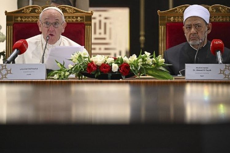 Paus Fransiskus (kiri) berbicara selama pertemuan dengan anggota Dewan Tetua Muslim, bersama Imam Besar masjid al-Azhar Sheikh Ahmed Al-Tayeb, di halaman masjid Istana Kerajaan Sakhir di kota Sakhir Bahrain pada 4 November 2022.