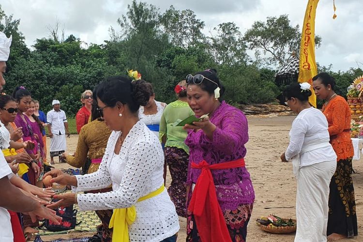 Ayu Kembarati and other Balinese Hindus living in Darwin attend Melasti, a purification ceremony ahead of the holy day of Nyepi, in Casuarina Beach recently. 