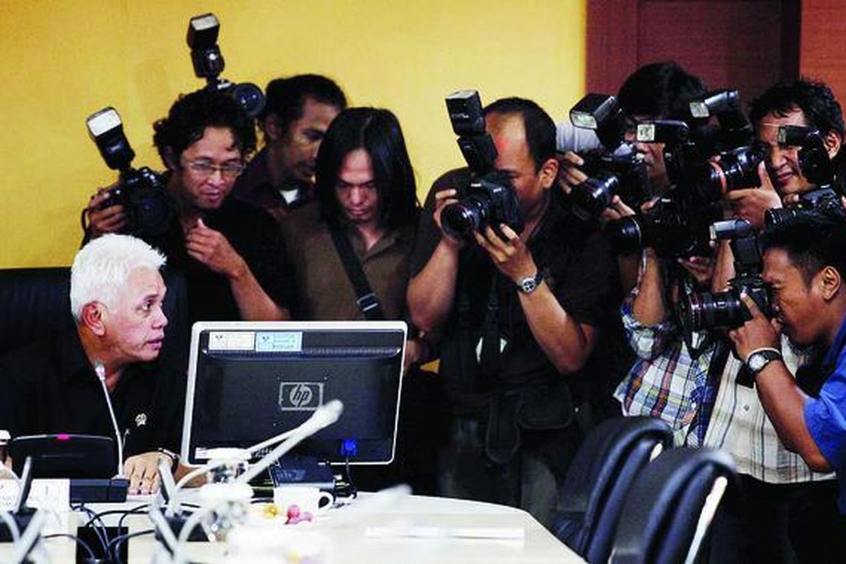 Pewarta foto mengabadikan menteri Koordinator Bidang Perekonomian Hatta Rajasa saat akan memulai rapat mengenai pembatasan bahan bakar minyak (BBM) di Jakarta, Senin (9/1). Rapat juga dihadiri Menteri Energi dan Sumber Daya Mineral Jero Wacik.