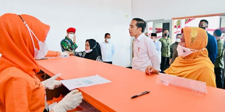 Presiden Joko Widodo saat meninjau penyaluran sejumlah bansos di  Kantor Pos Jailolo Kabupaten Halmahera Barat, Provinsi Maluku Utara, pada Rabu (28/9/2022). Ilustrasi pencairan BLT BBM 2022.