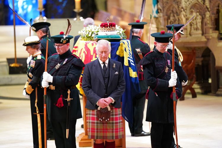 Raja Inggris Charles III, tengah, dan anggota keluarga kerajaan lainnya mengadakan vigili di peti mati Ratu Elizabeth II di Katedral St Giles, Edinburgh, Skotlandia, Senin 12 September 2022.