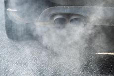 Knalpot Mobil Mengeluarkan Asap Putih Saat Musim Hujan