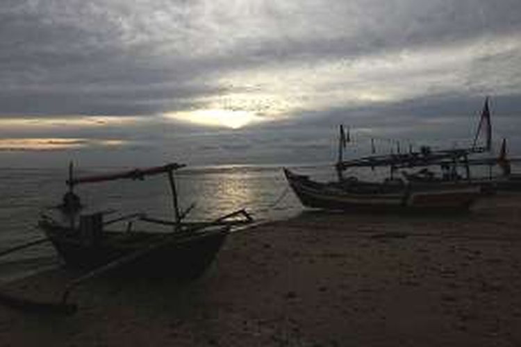 Pesisir pantai Tanjung Lesung inilah yang akan ditawarkan sebagai daya tarik lokasi wisata. Sejumlah tanah di kawasan itu telah dikapling investor untuk dibangun resor dan hotel. 