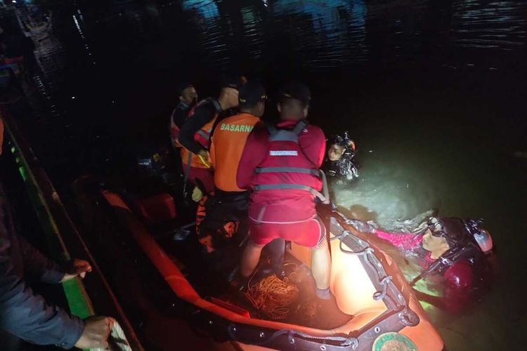 Tim Basarnas mengevakuasi jasad nelayan yang tewas tenggeelam di perairan sekitar Pelabuhan Perikanan Samudra Cilacap (PPSC), Jawa Tengah, Sabtu (30/9/2022) malam.