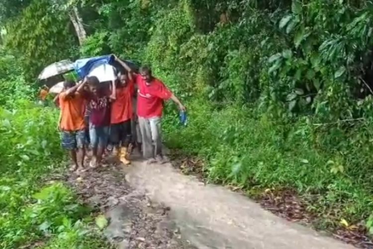 Foto: Tangkapan layar video yang memperlihatkan sejumlah warga sedang menggotong peti jenazah menuju Dusun Klatang Kajowain, Desa Wailamung, Kecamatan Talibura, Kabupaten Sikka.