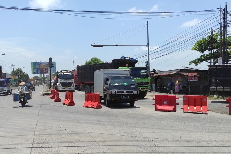 Mobil nampak melintas Pantura Demak - Kudus di simpang Trengguli yang sebelumnya ditutup, Rabu (21/2/2024). (KOMPAS.COM/NUR ZAIDI)