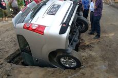 Penyebab Mobil Terperosok Galian di Tanjung Duren akibat Pengemudi Tak Hati-hati