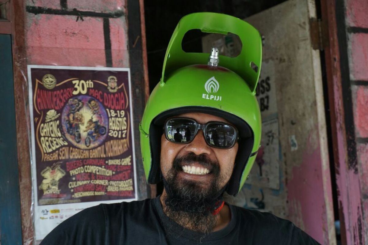 Agung Budi Triyono (40) pemilik Agung's Helm Retro menggunakan helm tabung gas melon 3 kg 