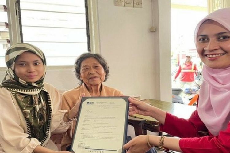 Gadis keturunan Indonesia yang diberi kewarganegaraan Malaysia, Rohana Abdullah (kiri) telah ditawari untuk berkuliah di Universiti Teknikal Malaysia Melaka (UTeM) secara gratis, Sabtu (30/7/2022).