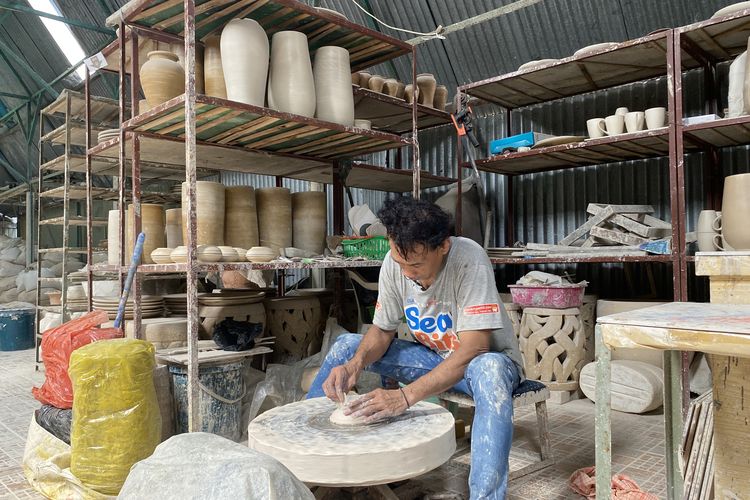 Pembuatan keramik handmade di Imah Keramik