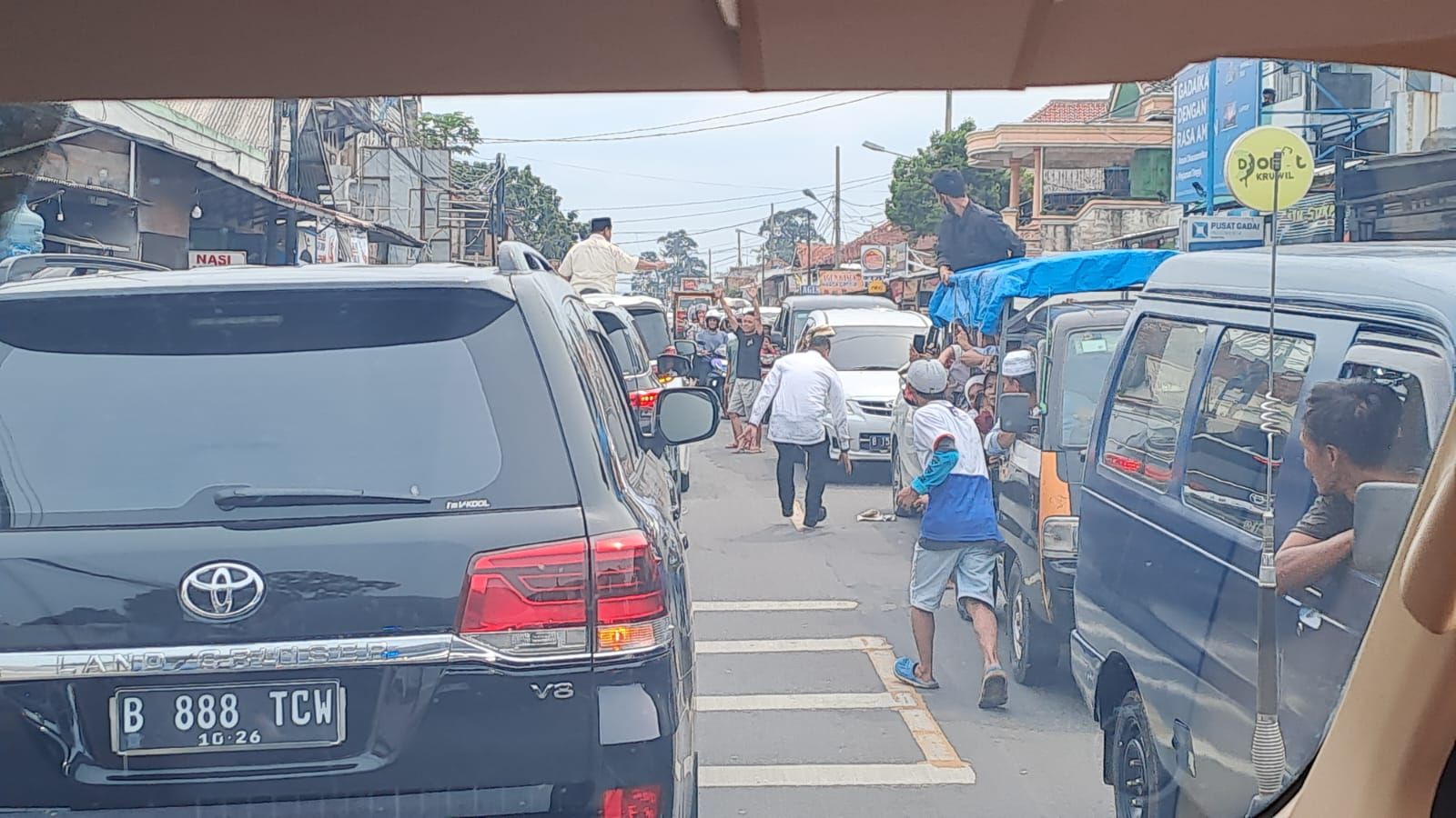 Terjebak Macet di Banten, Prabowo Kibarkan Bendera Palestina dan Lempar Cokelat-Baju dari Mobil