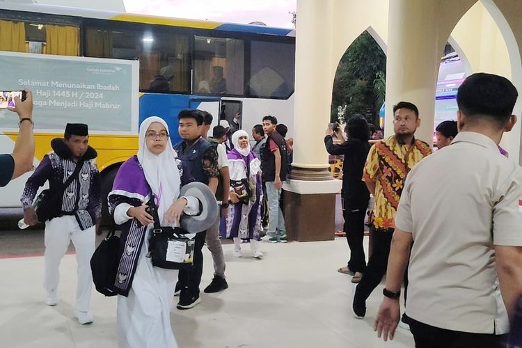 Jemaah Haji Kloter 5 Embarkasi Makassar Asal Kabupaten Gowa kembali ke Asrama Haji Sudiang Makassar pasca pesawat mesin sayap kanan pesawat Garuda Indonesia kode GIA 1105 diduga terbakar, Rabu (15/5/2024) sore.