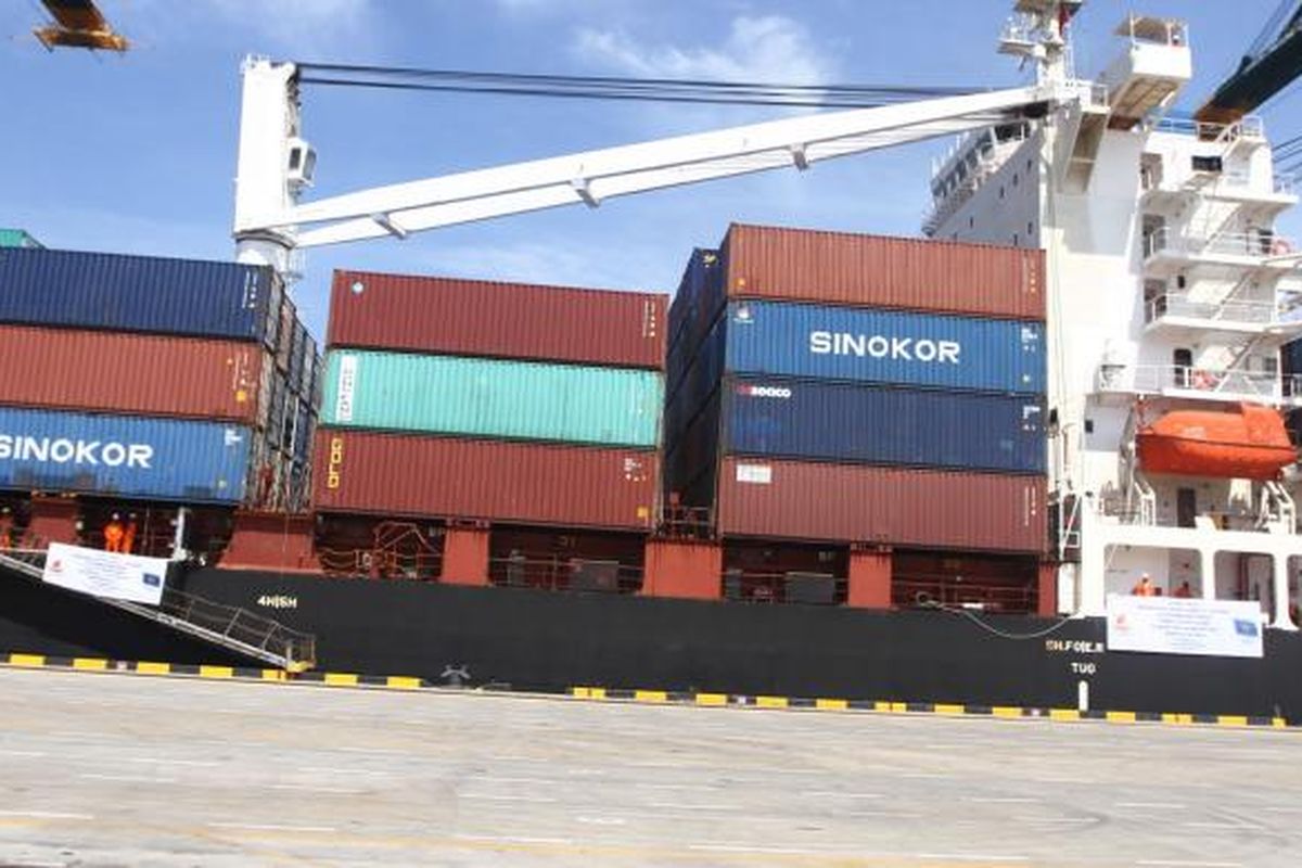 Suasana aktivitas bongkar muat Terminal Peti Kemas Kalibaru atau New Priok Container Terminal beberapa waktu lalu.