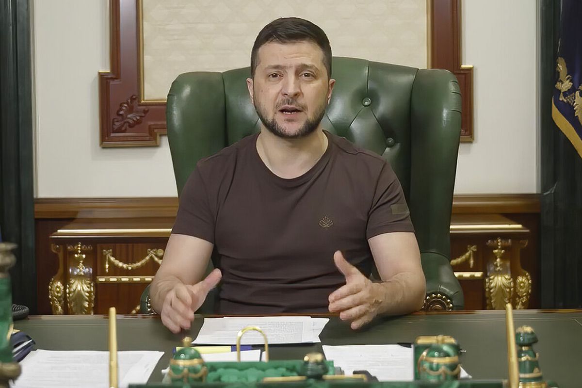 Dalam gambar dari video yang disediakan oleh Kantor Pers Kepresidenan Ukraina, Presiden Ukraina Volodymyr Zelensky berbicara dari Kyiv, Ukraina, Minggu pagi, 20 Maret 2022. 