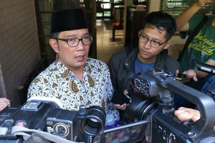 Kandidat gubernur Jawa Barat Ridwan Kamil saat dijumpai wartawan usai bertemu dengan sesepuh Jabar, Solihin GP di kediamannya, Jalan Cisitu (28/6/2018). 