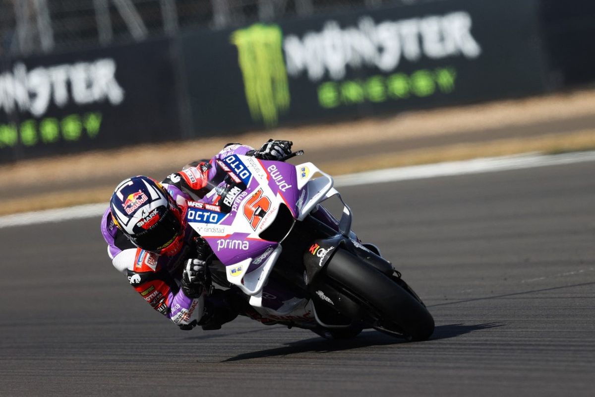 Johann Zarco saat berlaga pada MotoGP Inggris 2022. Zarco kini beraksi di MotoGP Austria 2022. (Photo by ADRIAN DENNIS / AFP)