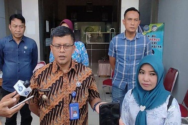 Kepala BNN Lubuklinggau AKBP Himawan Bagus Riyadi didampingi Meli Dedi, penyanyi Sikok Bagi Duo, Kamis (7/7/2022). 
