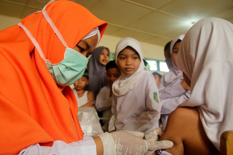 Tim medis dari Puskesmas Ulee Kareng, Kota Banda Aceh, memberikan imunisasi difteri massal kepada  956 siswa Madrasah Ibtidaiyah Negeri (MIN)  5 Kota Banda Aceh, Selasa (20/2/2018).