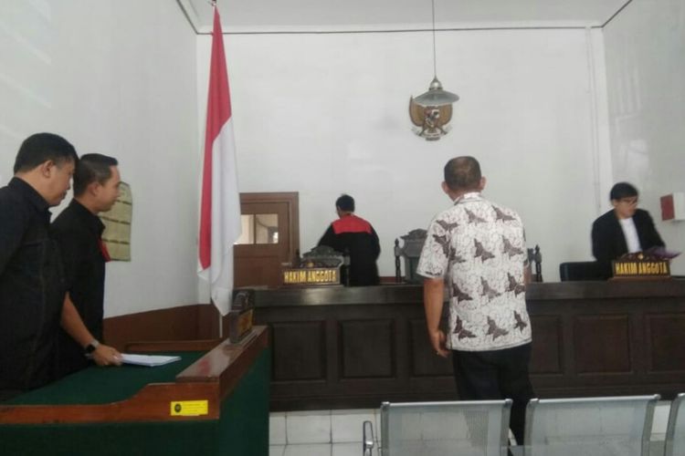 Tampak AD mengenakan batik putih bersiap untuk melakukan persidangan di Sidang tindak pidana ringan di PN Bandung, Kota Bandung, Jawa Barat, Jawa Barat, Jumat (5/10/2018).