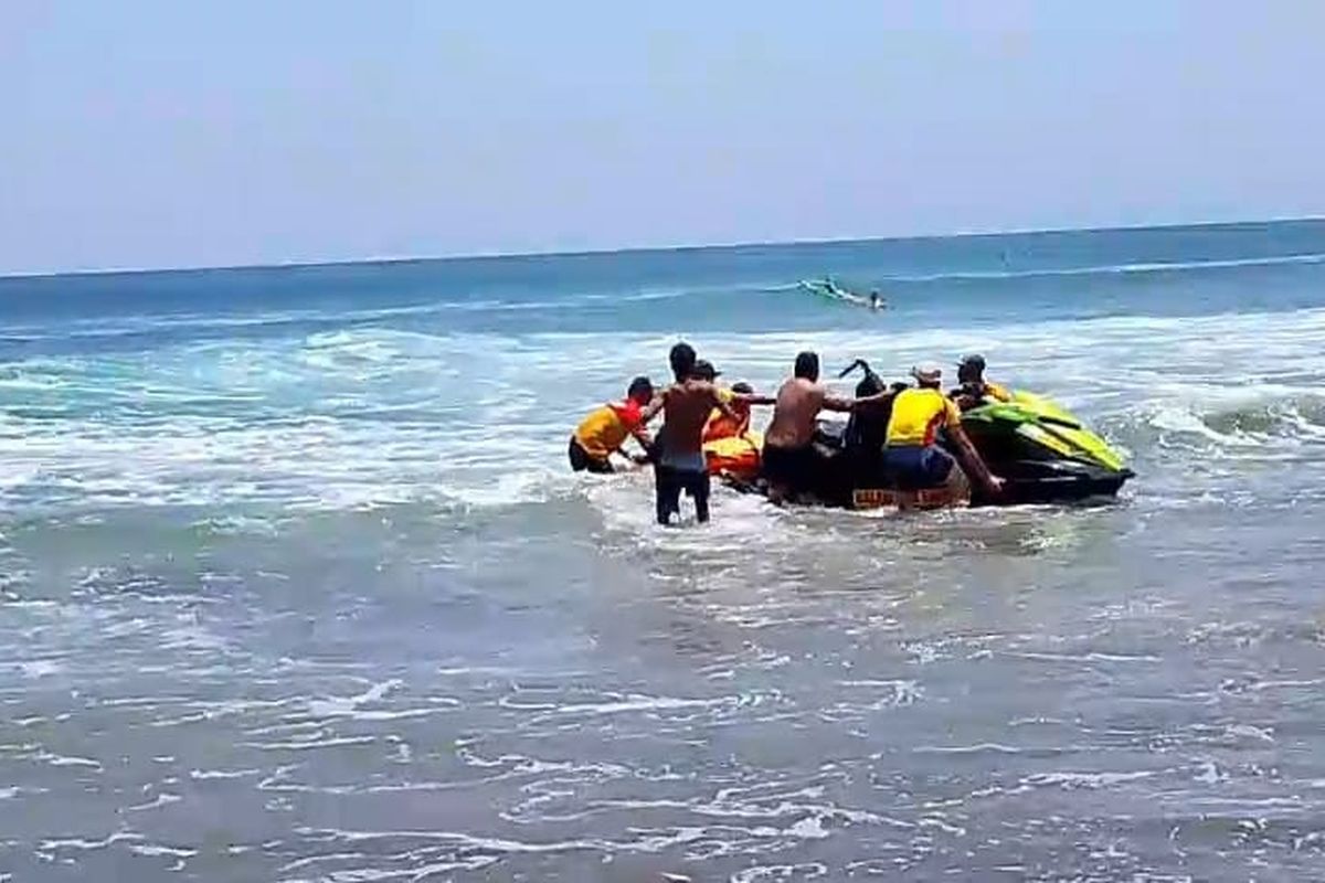 Proses evakuasi warga negara asing asal Inggris yang ditemukan meninggal di Bali, Jumat (26/9/2025). 