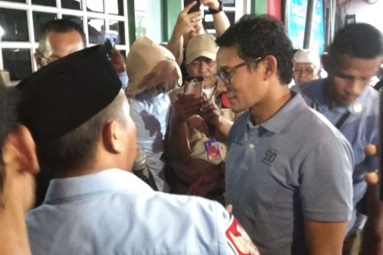 JAKARTA, KOMPAS.com - Calon wakil presiden nomor urut 02, Sandiaga Uno, mengunjungi Dapur Umum untuk Relawan Prabowo-Sandi di kawasan Jakarta Selatan, Minggu (28/4/2019).