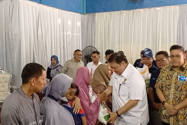 Menteri Koordinator Bidang Perekonomian Airlangga Hartarto membagikan bantuan cadangan beras pemerintah (CBP) kepada sejumlah warga di Desa Eretan Kulon, Kandanghaur, Indramayu, Jawa Barat, Rabu (24/1/2024). 