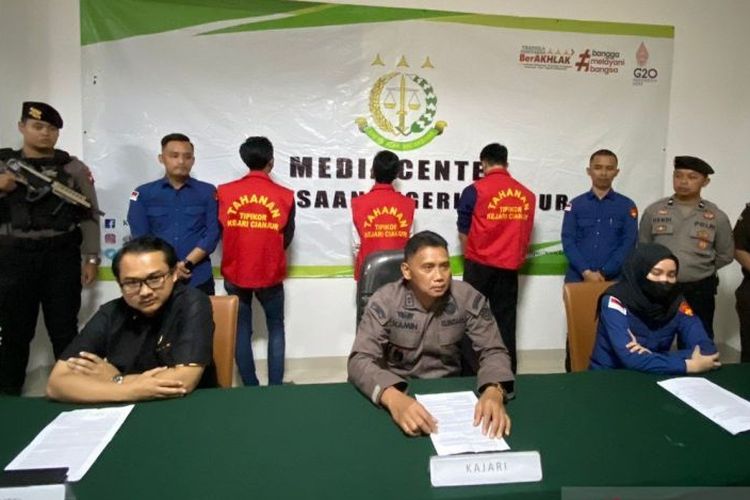 Kepala Kejaksaan Negeri Cianjur, Jawa Barat, Kamin, saat konfrensi pres terkait dugaan korupsi yang melibatkan dua pegawai Bank BRI Cianjur dan satu orang calo kredit fiktif yang merugikan negara Rp 3,1 miliar, Kamis (18/7/2024).