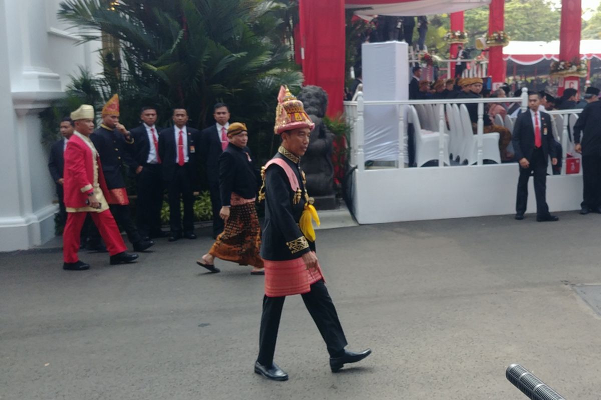 Presiden Joko Widodo mengenakan baju adat Aceh saat peringatan HUT RI ke-73 di Istana Merdeka, Jakarta, Jumat (17/8/2018).