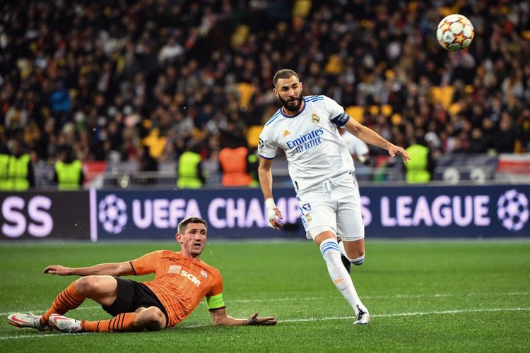 Momen gol bunuh diri pemain Shakhtar Donetsk, Serhiy Kryvtsov, dalam laga menghadapi Real Madrid. Pertandingan Shakhtar Donetsk vs Real Madrid pada pertandingan ketiga fase grup Liga Champions 2021-2022 digelar di Stadion NSC Olimpiyskiy, Kiev, Selasa (19/10/2021) malam waktu setempat.