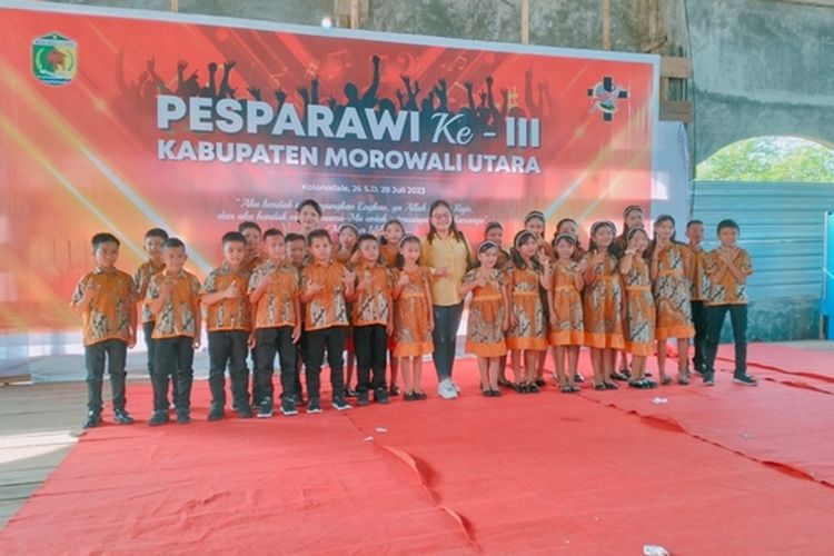 Para anak dari Desa Petumbea, mengikuti lomba Pesparawi antar Kecamatan Kabupaten Morowali Utara, Senin (28/8/2023).