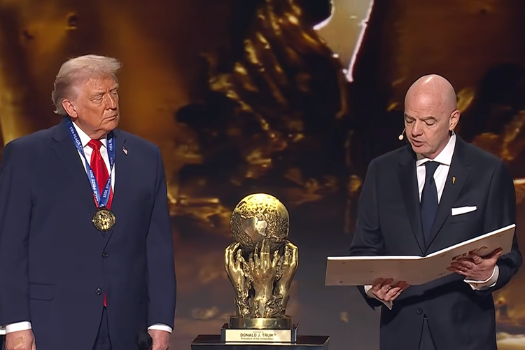 Presiden Amerika Serikat, Donald Trump, dan Presiden FIFA, Gianni Infantino, di acara drawing Piala Dunia 2026 di Gedung John F Kennedy Center for the Performing Arts, Washington DC, Amerika Serikat, Sabtu (6/12/2025) dini hari WIB.
