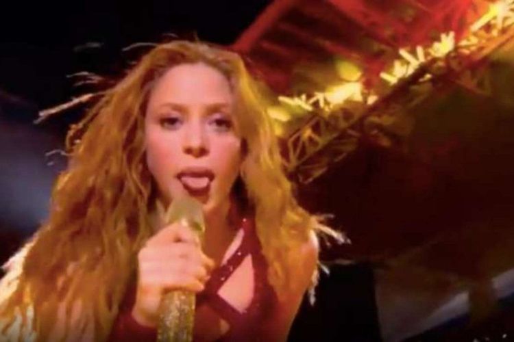 Shakira menjulurkan lidah saat manggung di Super Bowl 2020