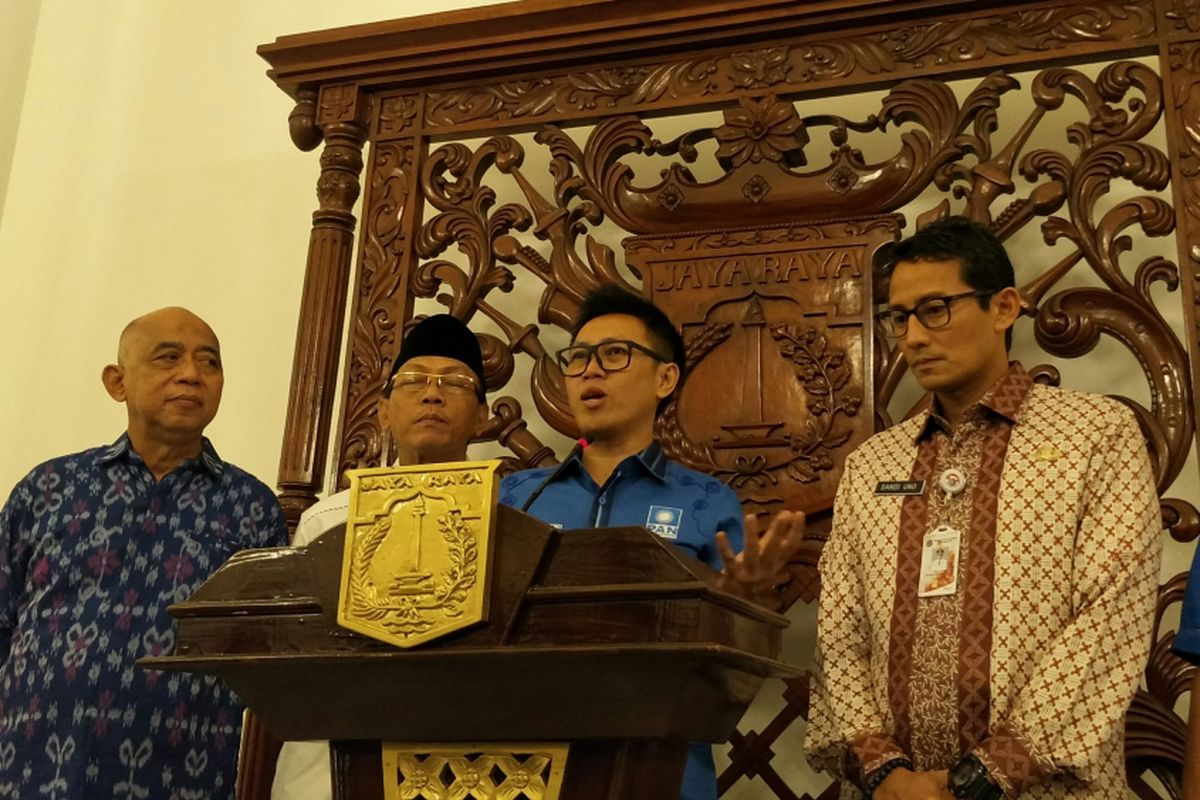 Ketua DPW PAN DKI Jakarta Eko Hendro Purnomo atau Eko Patrio (tengah) bersama Wakil Gubernur DKI Jakarta Sandiaga Uno di Balai Kota DKI Jakarta, Jalan Medan Merdeka Selatan, Kamis (11/1/2018).