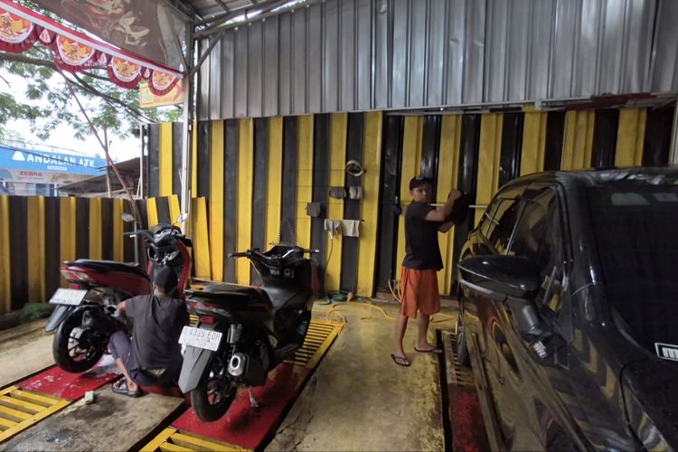 Abu Vulkanik Gunung Anak Krakatau Dongkrak Omzet Carwash di Depok hingga 50 Persen