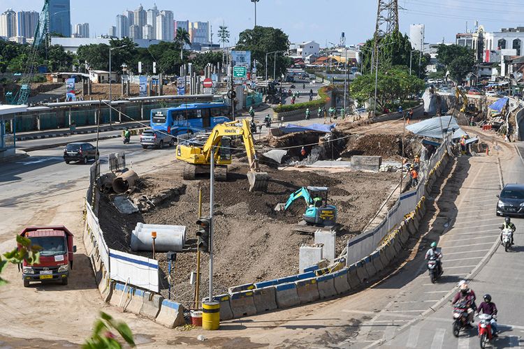 Sejumlah pekerja menyelesaikan proyek pembangunan Underpass Senen Extension di kawasan Senen, Jakarta, Minggu (3/5/2020). Meski dalam penerapan pembatasan sosial berskala besar (PSBB) akibat pandemi Covid-19, proyek yang menelan anggaran mencapai Rp 121,1 miliar dan ditargetkan selesai pada Desember 2020 ini diharapkan dapat mengurai kemacetan di kawasan tersebut.