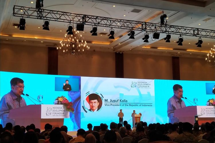 Wakil Presiden (Wapres) Jusuf Kalla membuka Indonesia Development Forum (IDF) 2019 di Jakarta Convention Center, Jakarta, Senin (22/7/2019). 