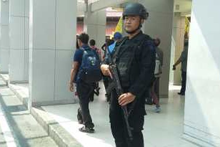 Personil Brimob sedang mengamankan Bandara Ngurah Rai 