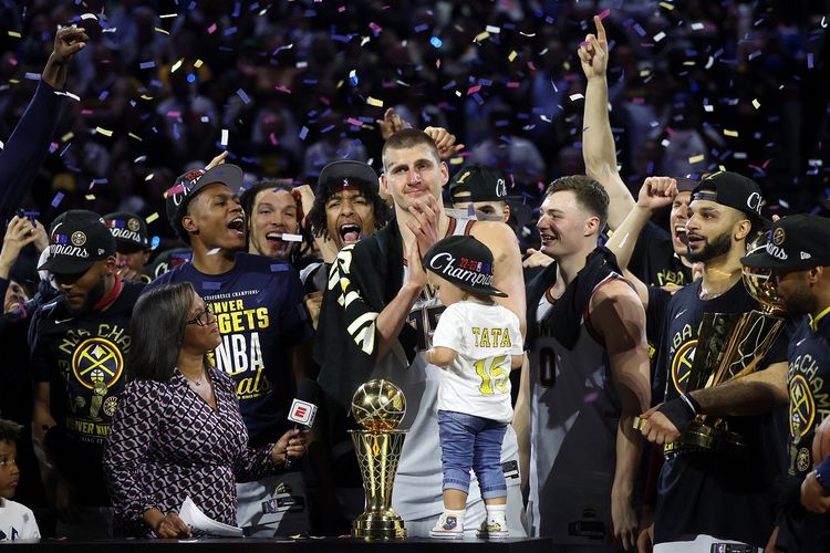 Nikole Jokic dinobatkan sebagai MVP NBA Finals seusai membawa Denver Nuggets menjuarai NBA 2023. Denver Nuggets dipastikan menjadi juara setelah memenangi gim kelima kontra Miami Heat di Ball Arena, Denver, pada Selasa (13/6/2023) pagi WIB.