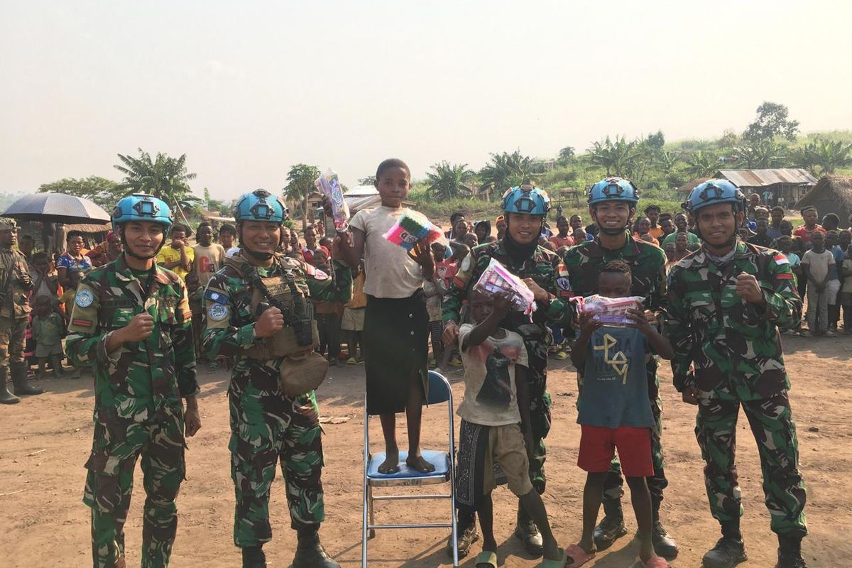 Bantu Masyarakat Kongo, TNI Beri Pengobatan Gratis hingga Ajari Mama-mama Desa Buat Bakwan