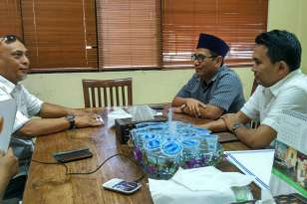 Biem Benjamin (tengah) menerima kedatangan tim verifikasi penjaringan DPD Demokrat di kediamannya, di Jagakarsa, Jakarta Selatan, Kamis (28/5/2016).